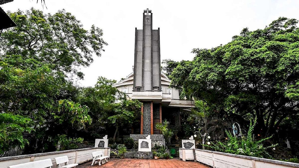 Khuôn viên bên ngoài Nhà thờ Đá Ghềnh Ráng